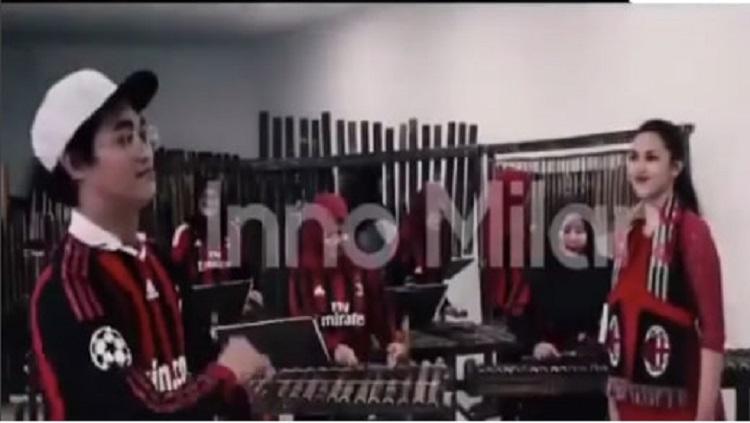 Milanisti di Indonesia memainkan lagu Inno Milan dengan angklung. - INDOSPORT