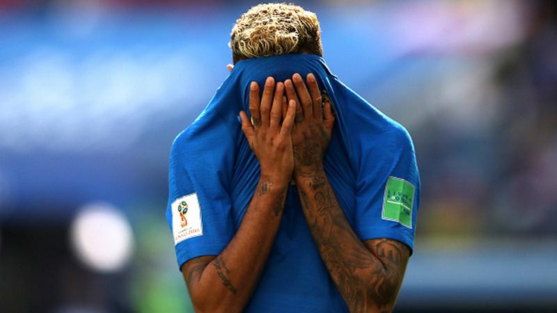 Neymar tampak kecewa pasca penalti untuk Brasil dibatalkan di ajang Piala Dunia 2018.