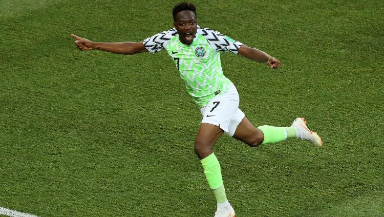 Indosport - Ahmed Musa saat mencetak gol Nigeria ke gawang Islandia.
