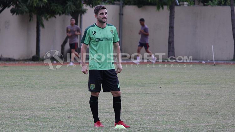 Robertino Pugliara saat melakukan sesi latihan bersama Persebaya. Copyright: INDOSPORT/Fitra Herdian