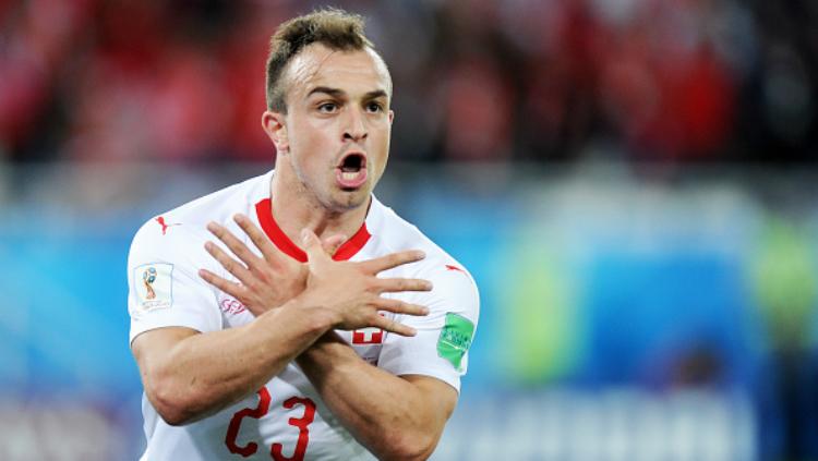 Indosport - Xherdan Shaqiri selebrasi usai cetak gol di laga Serbia vs Swiss di Piala Dunia 2018.