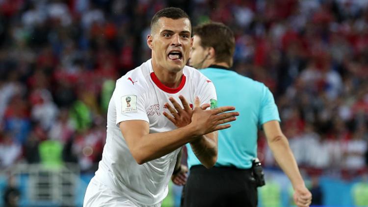 Pemain Swiss, Granit Xhaka, membuat memperagakan gestur cabul dalam pertandingan melawan Serbia di Grup G Piala Dunia 2022.