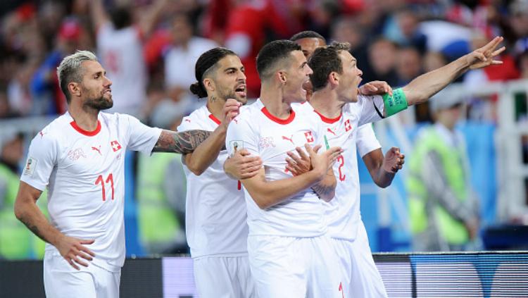 Granit Xhaka melakukan selebrasi 'Albanian Eagle' usai cetak gol di laga Serbia vs Swiss di Piala Dunia 2018. - INDOSPORT