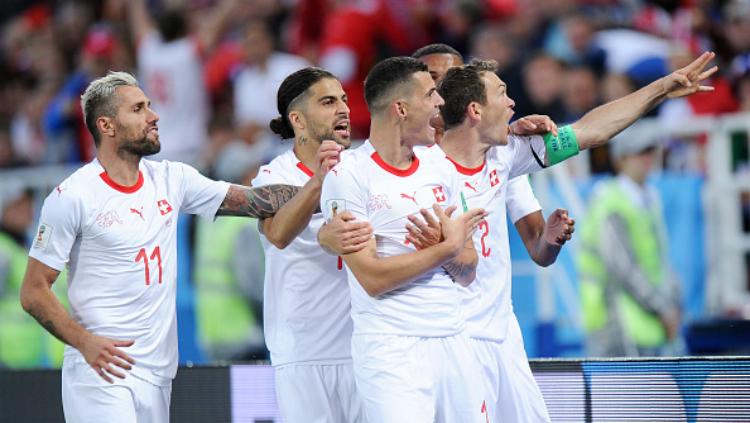 Granit Xhaka melakukan selebrasi Albanian Eagle usai cetak gol di laga Serbia vs Swiss di Piala Dunia 2018. - INDOSPORT