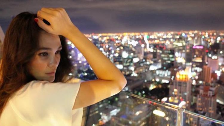 Luna Maya mengisahkan salah satu pengalamannya menonton penampilan grup BTS.