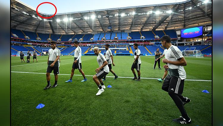 Indosport - Timnas Meksiko saat sedang latihan (insert: kondisi cuaca cerah di sekitar Stadion Rostov).