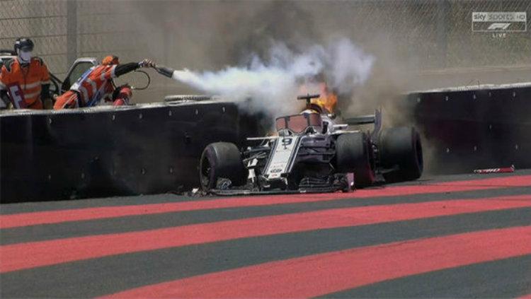 Mobil Marcus Ericsson terbakar saat FP2 GP Prancis 2018 - INDOSPORT