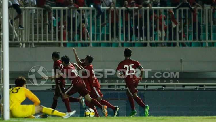 Selebrasi para pemain Indonesia usai gol Hansamu Yama