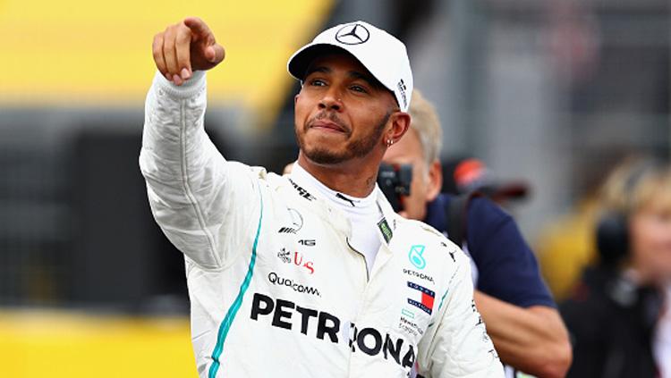 Pembalap Formula 1 dari tim Mercedes, Lewis Hamilton, menabrak Alexander Albon (Red Bull Racing) saat gelaran F1 GP Brasil, beberapa waktu lalu. - INDOSPORT