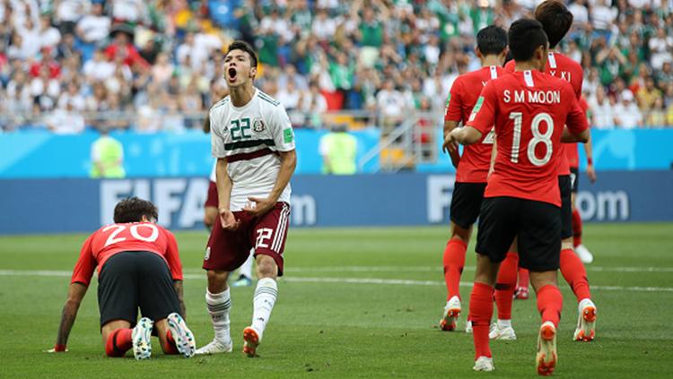 Hirving Lozano usai melewatkan peluang mencetak gol.