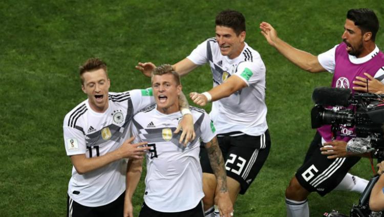 Indosport - Timnas Jerman merayakan gol kedua yang dicetak Toni Kroos ke gawang Swedia.