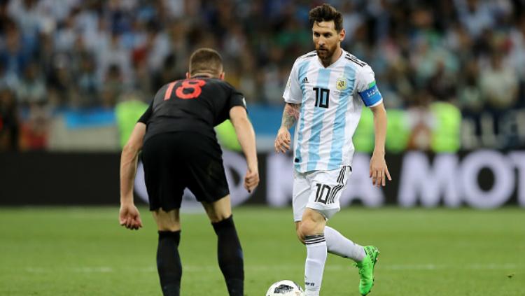 Ante Rebic berhadapan dengan Lionel Messi dalam laga Argentina vs Kroasia di Piala Dunia 2018. Copyright: Getty Images