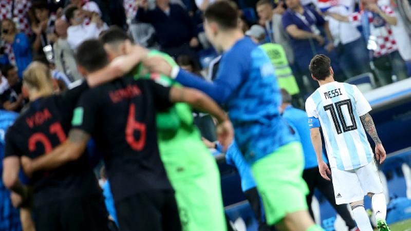 Indosport - Lionel Messi (kanan) pergi tinggalkan lapangan pasca dikalahkan Kroasia.