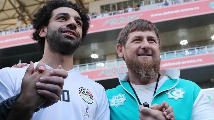 Mohamed Salah bersama Pemimpin Chechnya, Ramzan Kadyrov. Copyright: The Sun