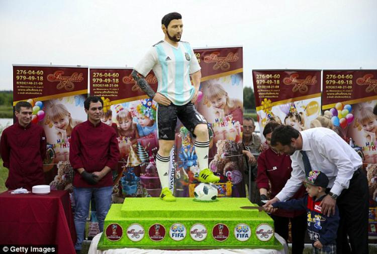 Patung cokelat Lione Messi Copyright: Getty Images
