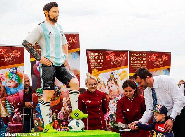 Patung cokelat Lione Messi Copyright: Getty Images