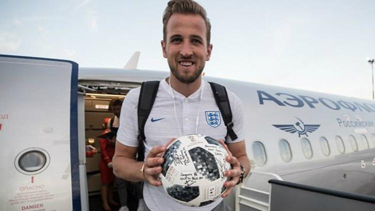 Harry Kane memegang bola yang dipakai di laga Inggris vs Panama.