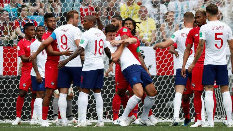 Pemain Panama melakukan penjagaan para pemain Inggris. - INDOSPORT