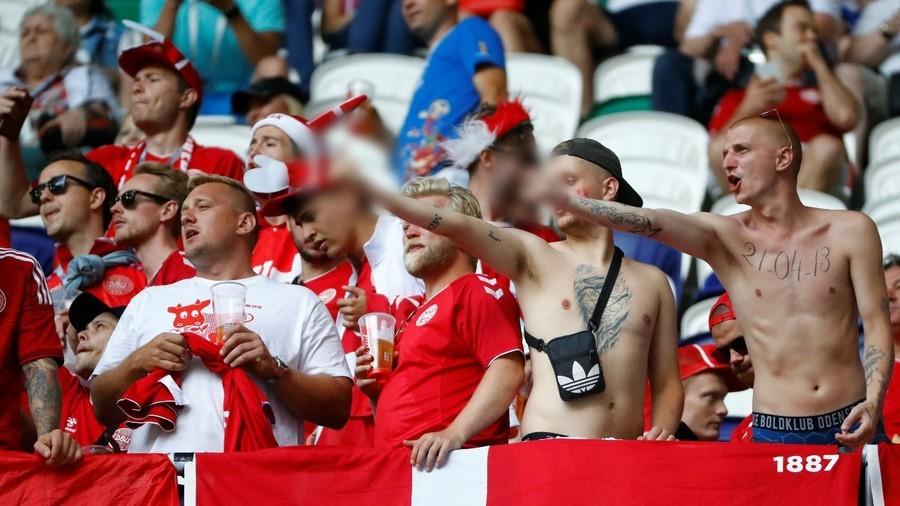 Suporter Denmark melakukan aksi tak pantas di ajang Piala Dunia 2018, sehingga mendapat sanksi FIFA. - INDOSPORT