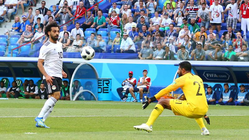 Mohamed Salah melakukan chip ke gawang Arab Saudi yang berujung gol.
