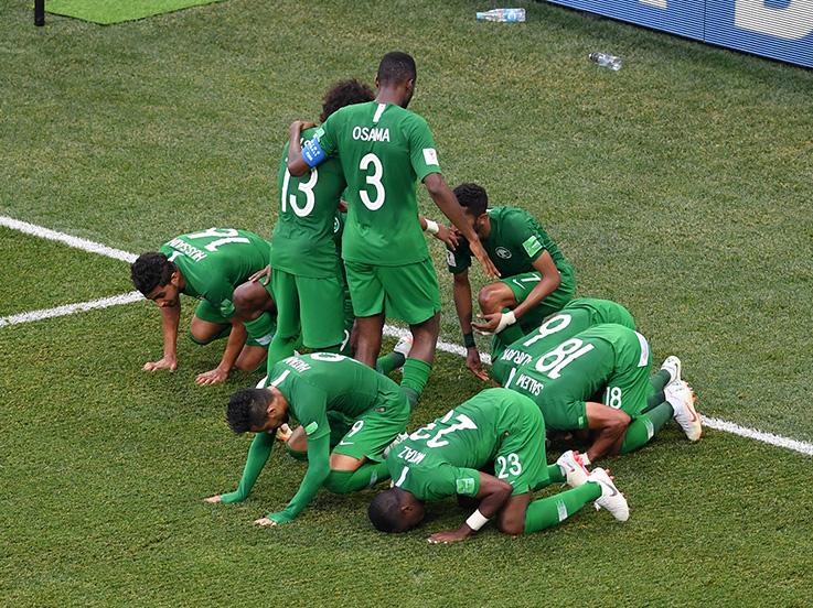 Para pemain Arab Saudi bersujud setelah mencetak gol. Copyright: INDOSPORT