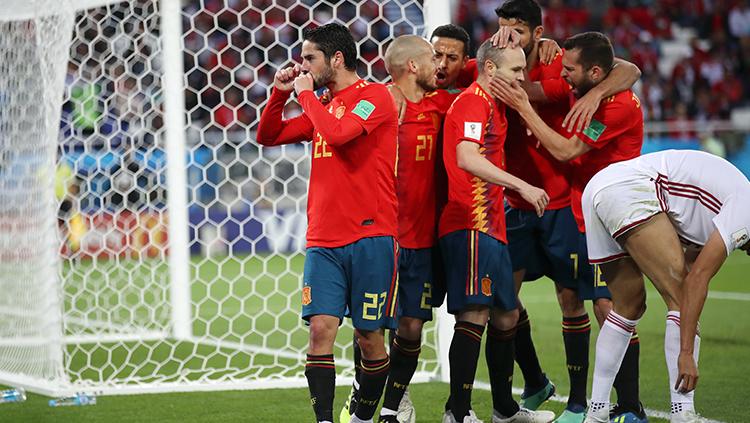 Isco bersama para pemain Spanyol merayakan gol.