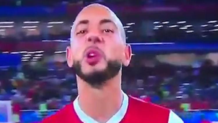 Nordin Amrabat penyerang timnas Maroko mengeluarkan kekesalannya di depan kamera. - INDOSPORT