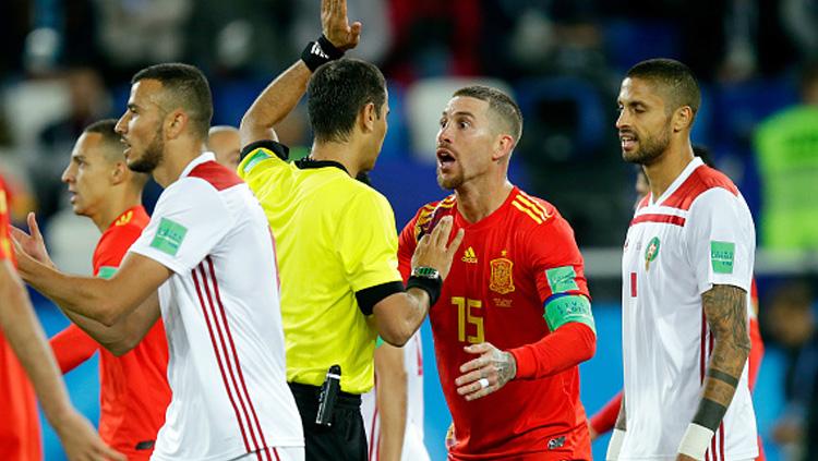 Sergio Ramos saat melayangkan protes ke wasit. - INDOSPORT
