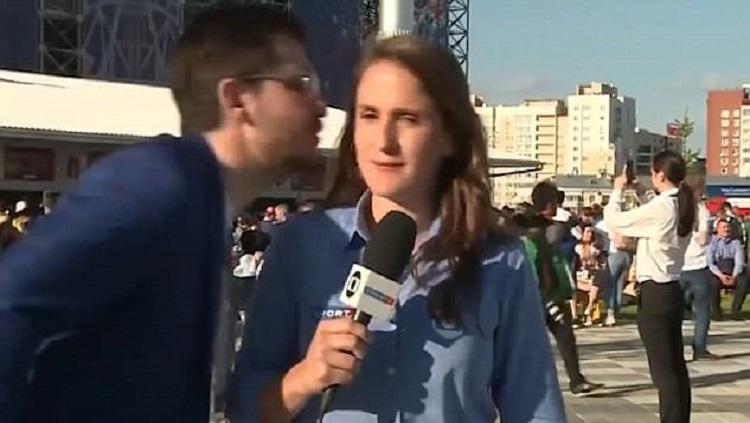 Julia Guimaraes ngamuk usai seorang fans berusaha menciumnya saat liputan di luar Stadion Yekaterinburg. - INDOSPORT