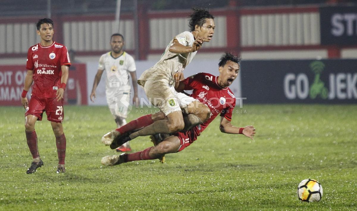 Situasi pertandingan Persija Jakarta vs Persebaya Surabaya yang berakhir imbang 1-1.