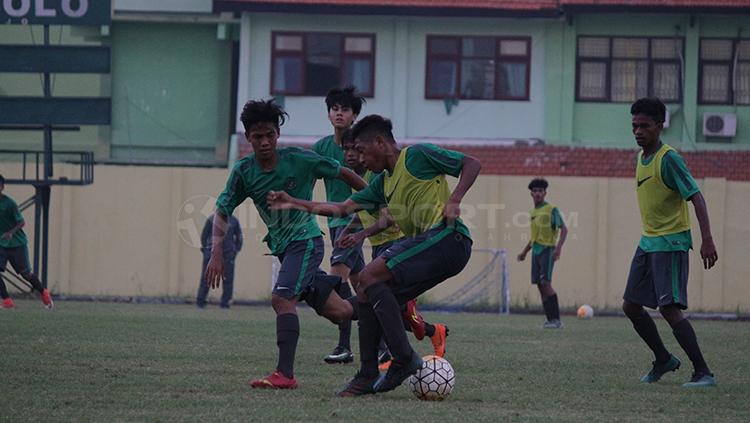 Jatuh bangun pemain Timnas U-16 pada latihan di Lapangan Jenggolo, Sidoarjo pada Selasa (26/6/18). Copyright: Fitra Herdian/INDOSPORT