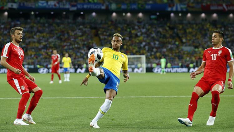 Neymar saat mengontrol bola. Copyright: INDOSPORT