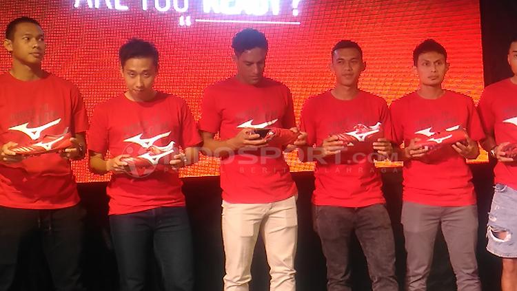 Addison Alves dapat sepatu Mizuno. - INDOSPORT
