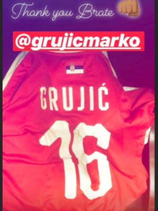 Roberto Firmino mendapatkan hadiah jersey dari pemain Serbia, Grujic, Copyright: Instagram/Roberto Firmino