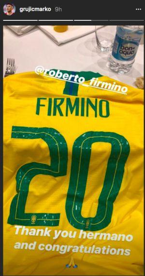 Grujic Marco mendapatkan hadiah jersey dari pemain Brasil, Roberto Firmino Copyright: Instagram/Marko Gurjic