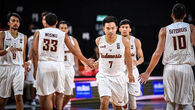Timnas Basket Indonesia melakukan selebrasi.