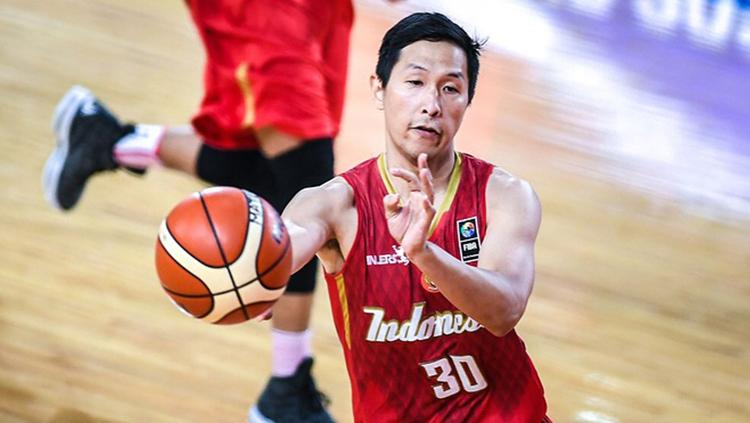 Xaverius Prawiro melakukan pengontrolan bola. - INDOSPORT
