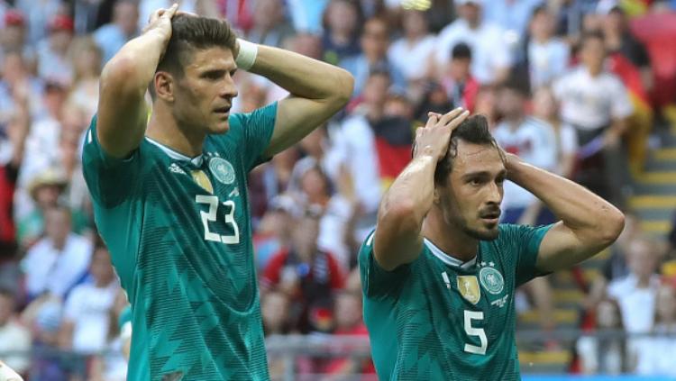 Ekspresi kekecewaan Mats Hummels (kanan) dan Mario Gomez usai kekalahan Jerman dari Korea Selatan.