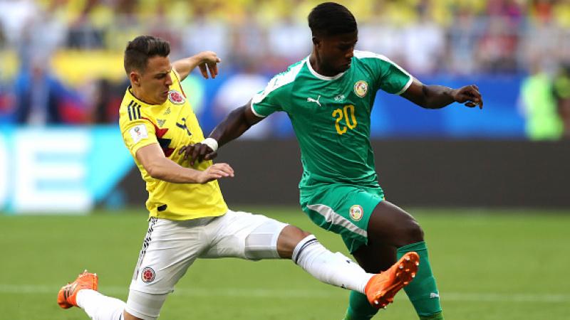 Keita Balde (kanan) saat dikejar oleh Santiago Arias di Piala Dunia 2018.