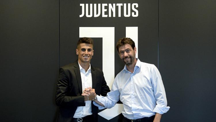 Joao Cancelo berfoto bersama Presiden Juventus, Andrea Agnelli. - INDOSPORT