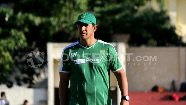 Alfredo Vera saat memimpin latihan Persebaya di Lapangan Polda Jatim, Kamis (28/06/18). Copyright: Fitra Herdian Ariestianto/INDOSPORT