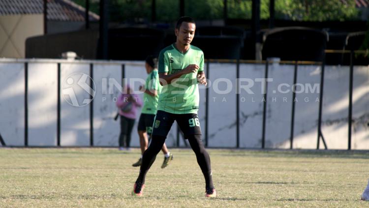 M. Hidayat saat latihan Persebaya di Lapangan Polda Jatim, Kamis (28/06/18).