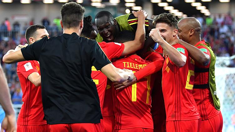 Para pemain Belgia merayakan gol yang dicetak Januzaj ke gawang Timnas Inggris.