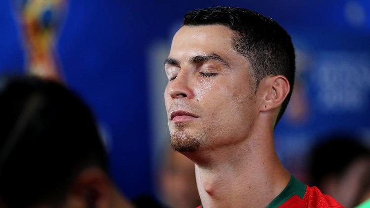 Kapten Portugal, Cristiano Ronaldo, memejamkan mata jelang laga melawan Spanyol di Piala Dunia 2018.