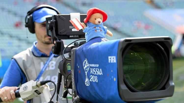Kameramen siaran Piala Dunia 2018 sedang mengarahkan kameranya ke lapangan.