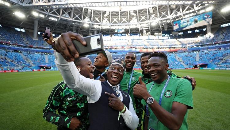 Para pemain Nigeria melakukan selfie di dalam stadion jelang pertandingan Grup D Piala Dunia 2018.