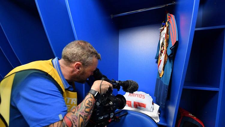 Kameramen Piala Dunia 2018 menyorot kit milik Sergio Ramos di ruang ganti Timnas Spanyol.
