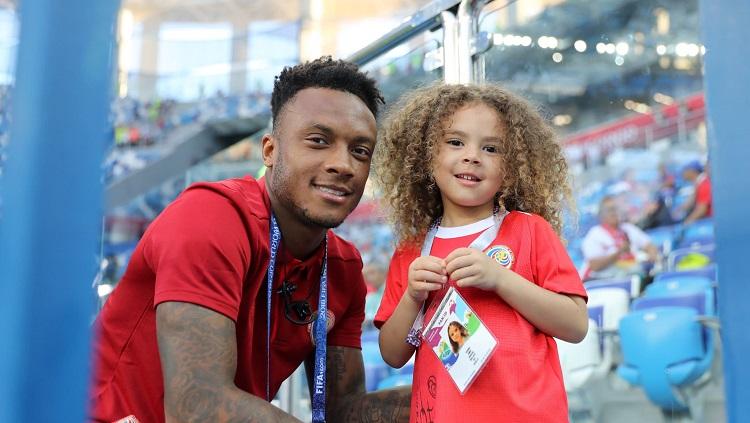 Pemain Kosta Rika berfoto bersama putri tercintanya di dalam stadion.