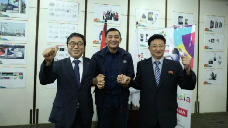 Sekretaris Jenderal Kontingen Korea Selatan Choong R Jeon (kiri), Wakil Ketua INASGOC Sjafrie Sjamsoeddin (tengah), dan Wakil Presiden Kontingen Korea Utara Won Kil U (kanan). - INDOSPORT