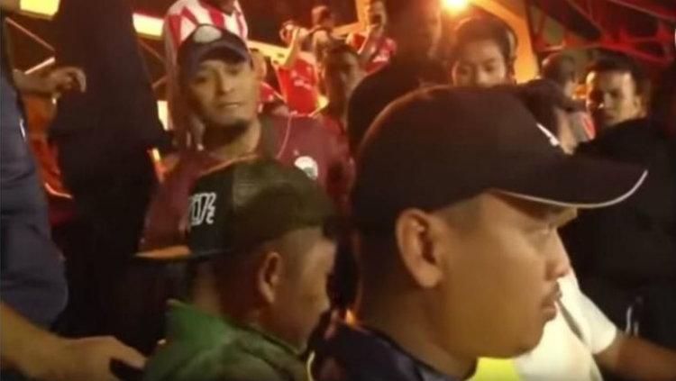 Oknum suporter melakukan pemukulan di pertandingan Persija vs Persebaya Liga 1 2018. - INDOSPORT